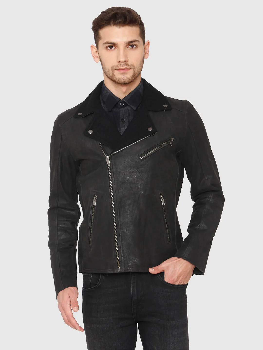 SERVER SLOT Black Biker Jacket warna hitam dengan desain maskulin