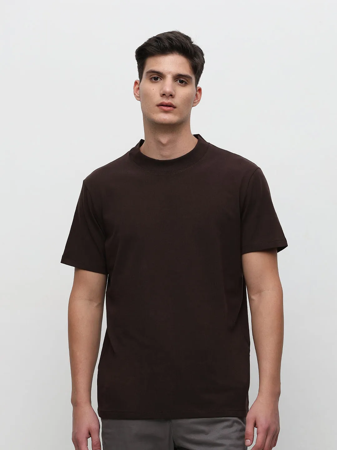 Kaos pria warna coklat tua model crew neck lengan pendek dari DINO69
