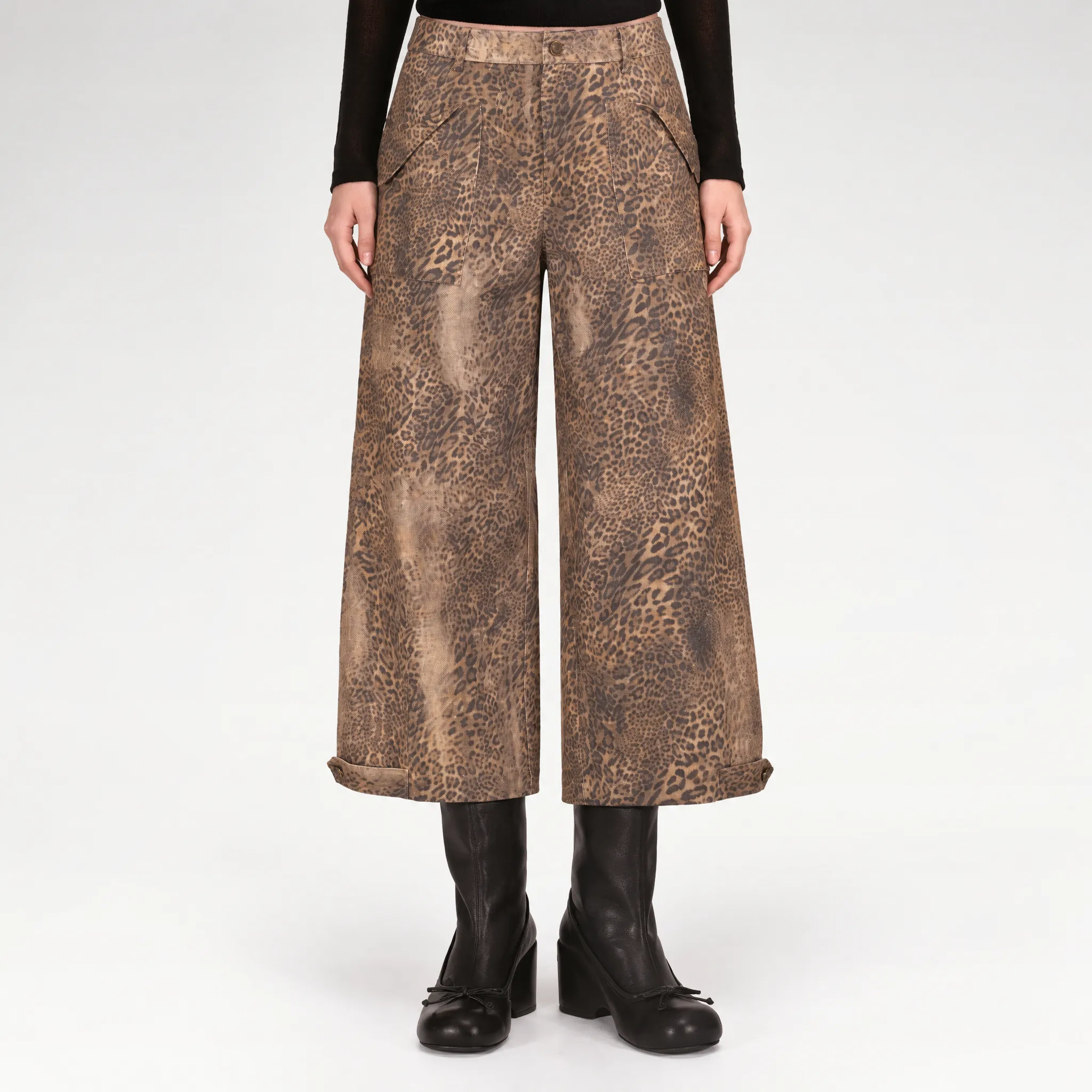 Celana denim wide-leg motif leopard cokelat dari SLOTDANA