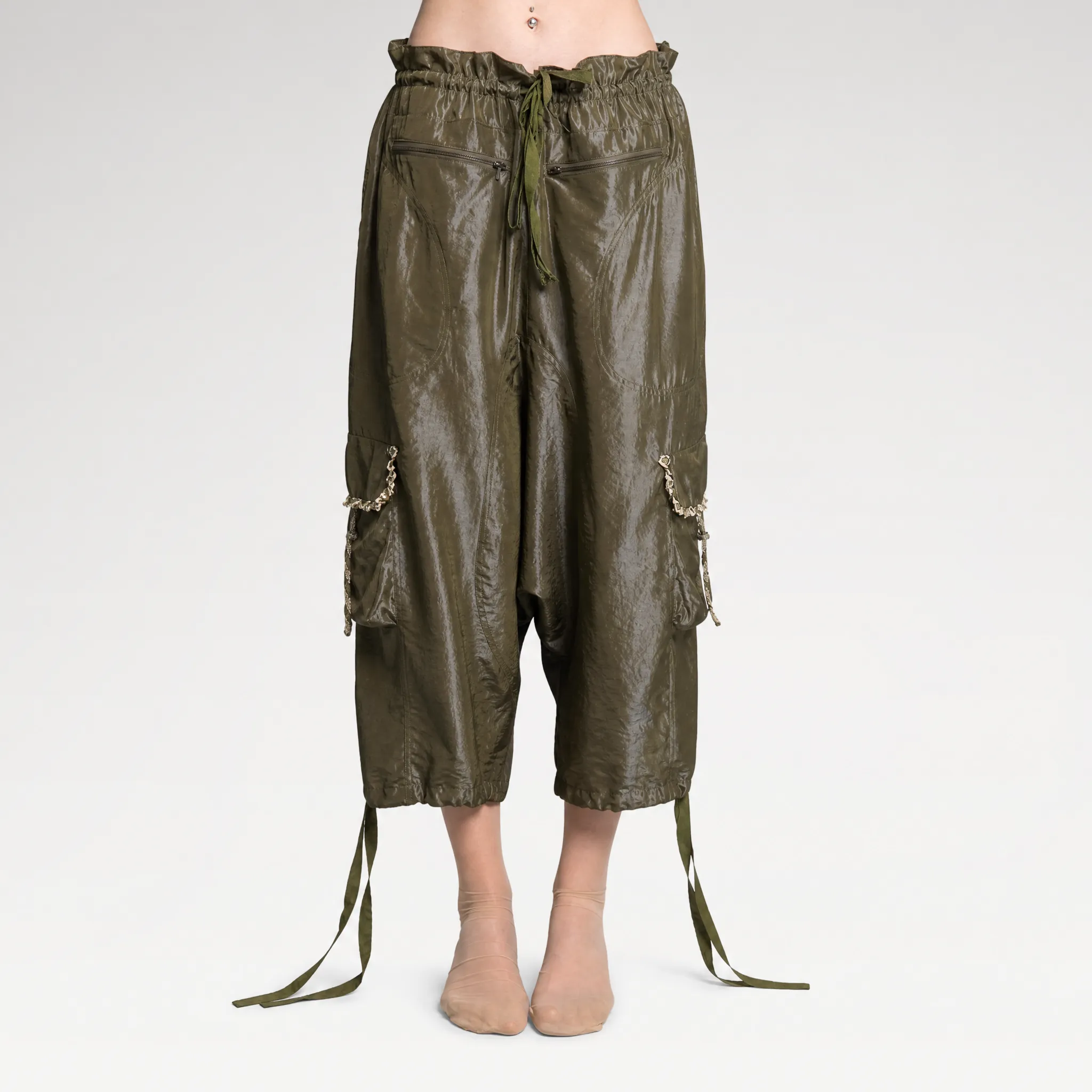 Silk-Blend Cropped Cargo Pants warna army green dari KAPTENSLOT dengan potongan wide leg