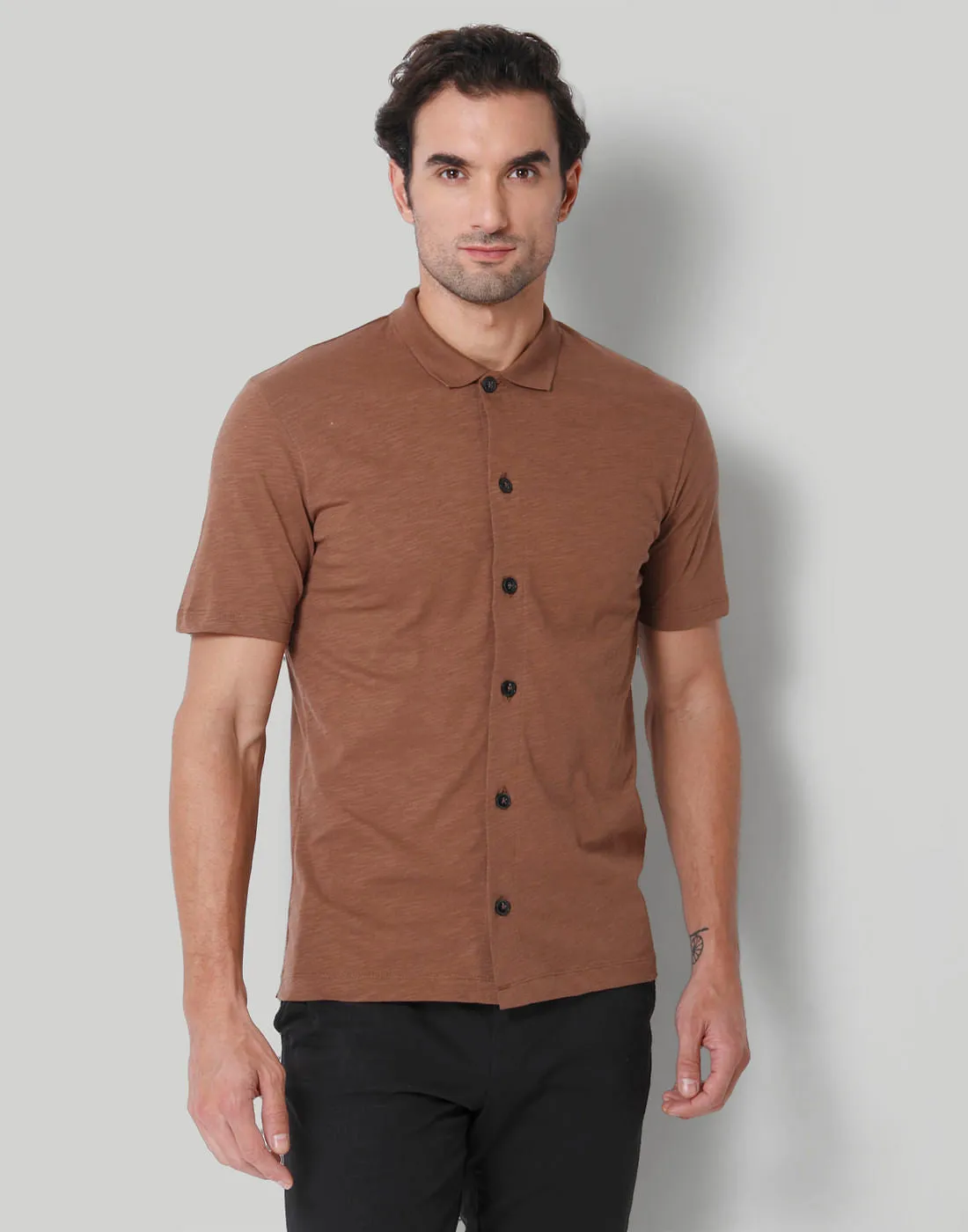 MCDTOTO Brown Polo Neck T-Shirt pria warna coklat elegan dan kasual