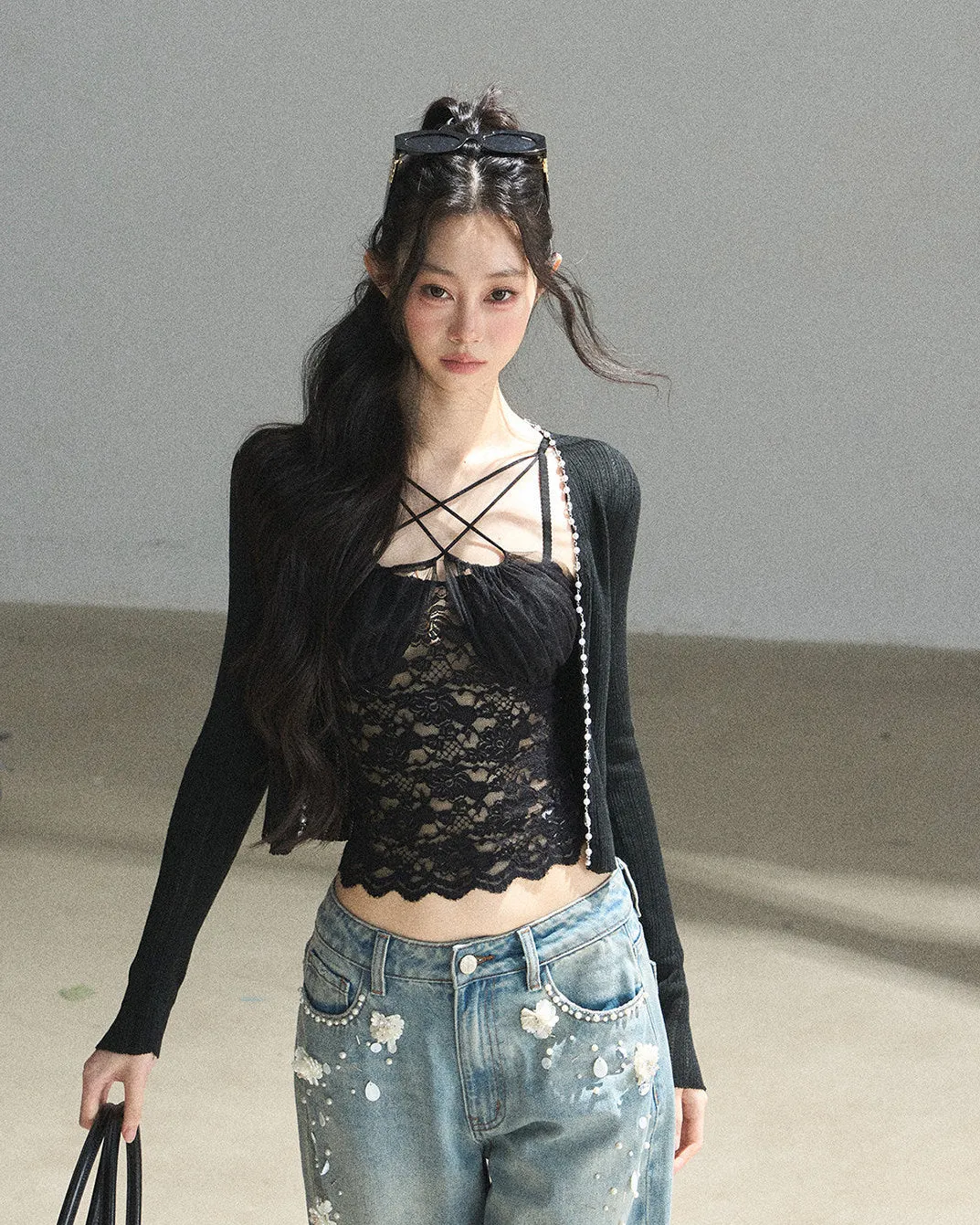 Atasan lace sheer cami warna hitam dan putih dari SLOTDANA