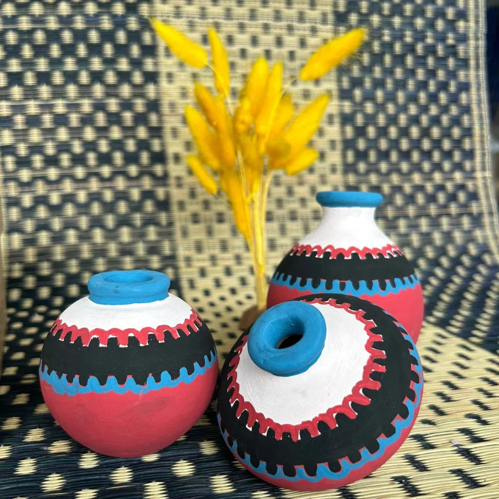 VIP SLOT ONLINE Hand-Painted Terracotta Miniature Vase set di atas meja
